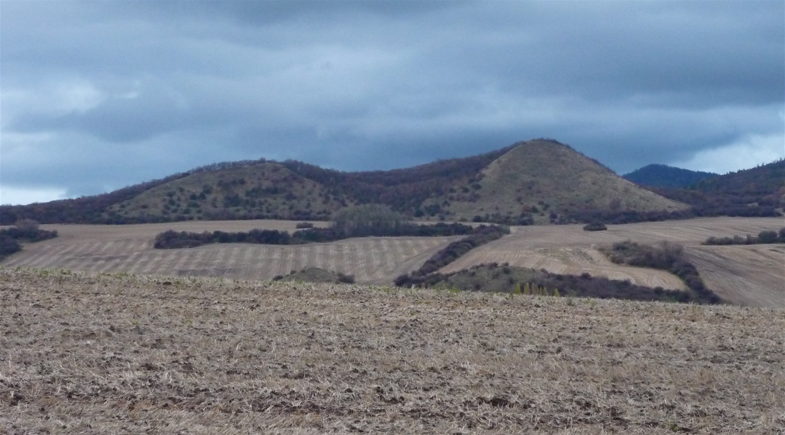Dvojvrch Vraník (483 m) severozápadně od Libčevsi.