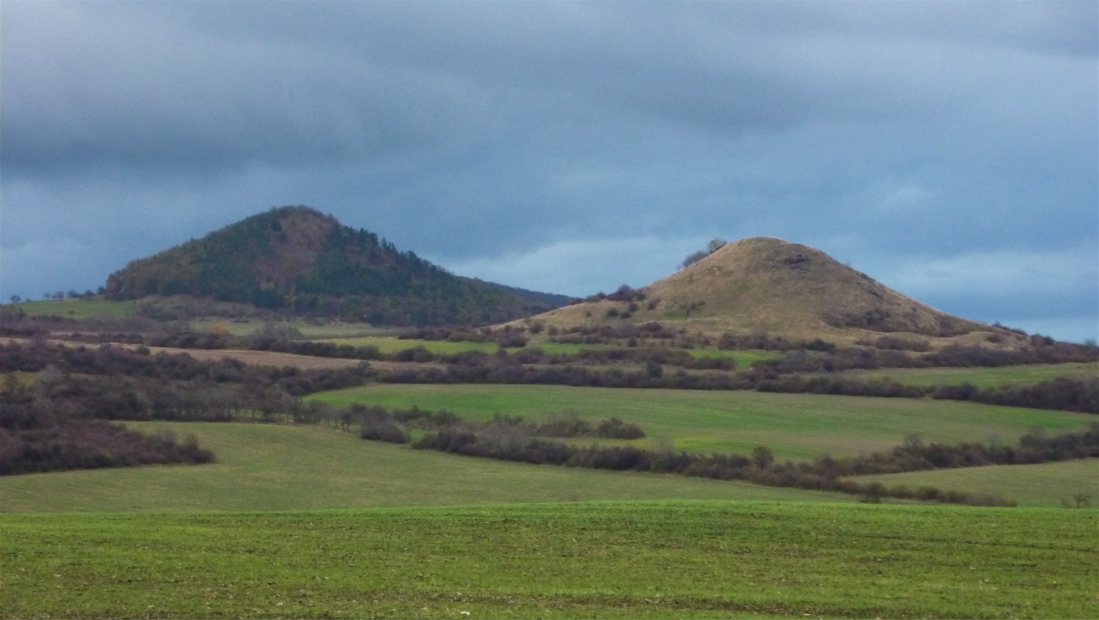 Líska a holý Kamýk (437 m). 