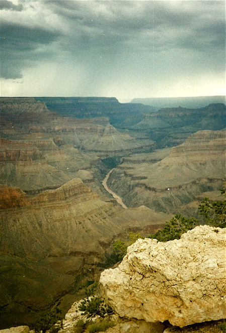 Grand Canyon: stužka na dně kaňonu je řeka Colorado