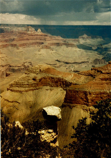 Každodenní letní bouřka na horním okraji Grand Canyonu