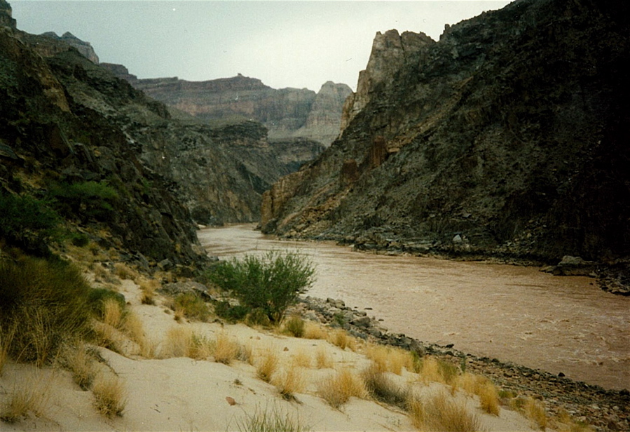 Colorado river z tábořiště na dně kaňonu