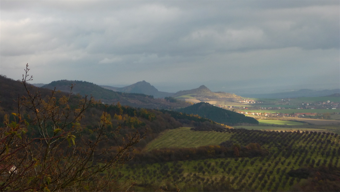 Východní obzor: Blešenský vrch, Kuzov, vzadu Košťál a Vršetín.