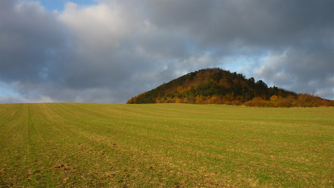 Líska, pěkný, drsný, nenápadný kopec.