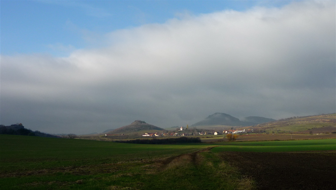 Libeš (404 m) za vsí Želkovice. Vpravo Líska a Hradišťko.