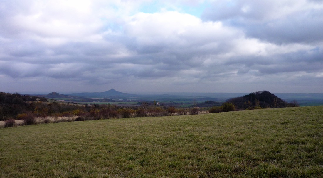 Kvítel, Hazmburk a Libeš, pohled z polí pod Lískou.