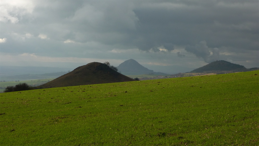 Kamýk (437 m), na obzoru Milá a Dlouhá hora.