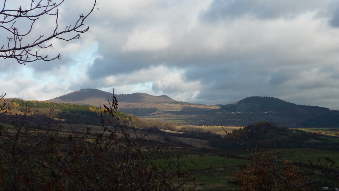 Solnská hora, Blešenský vrch, Kuzov, v popředí Šepetelská hora (392 m).