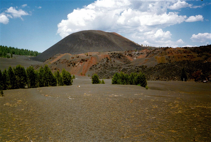 Cinder Cone (2105 m)