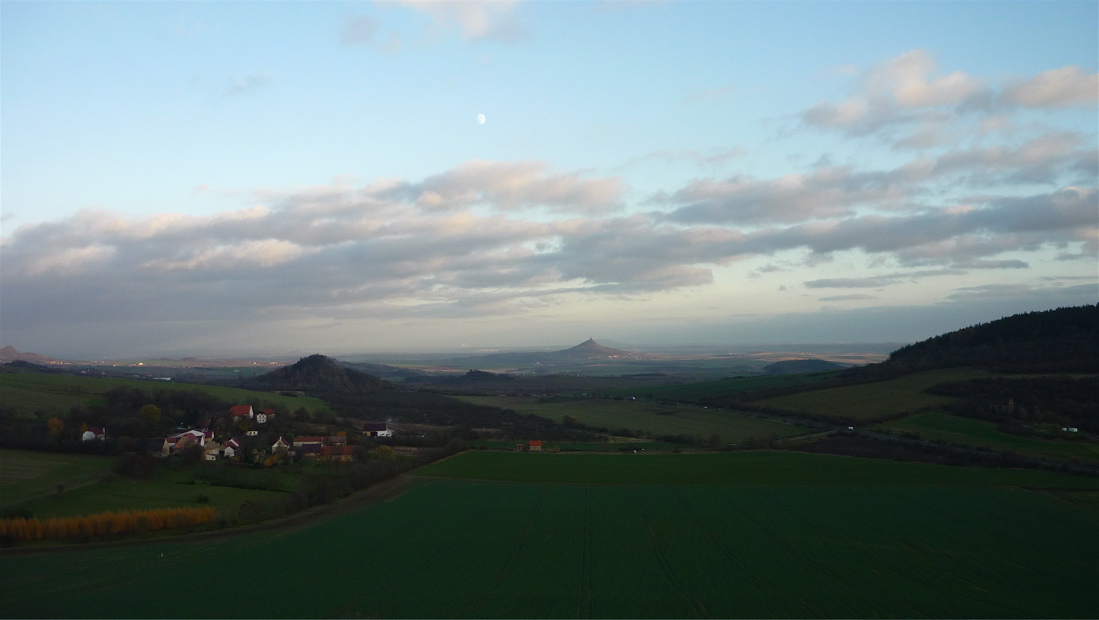 Libeš a Hazmburk z Kamýka nad Libčevsí.