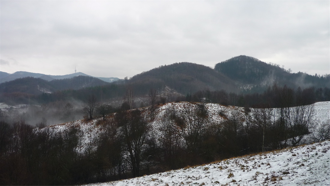 Na obzoru Buková hora, vpravo Bradlo.