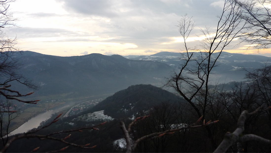 Dole se krčí vrch Dobrý (323 m) nad Povrly.