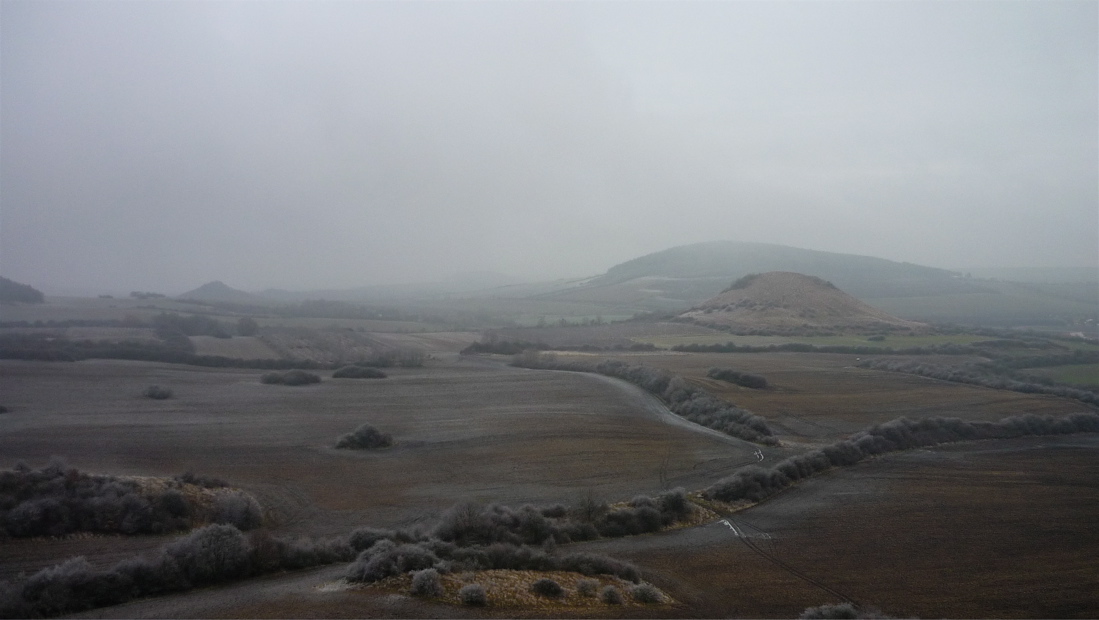 Libeš, Kamýk a za ním Křížový vrch (450 m).