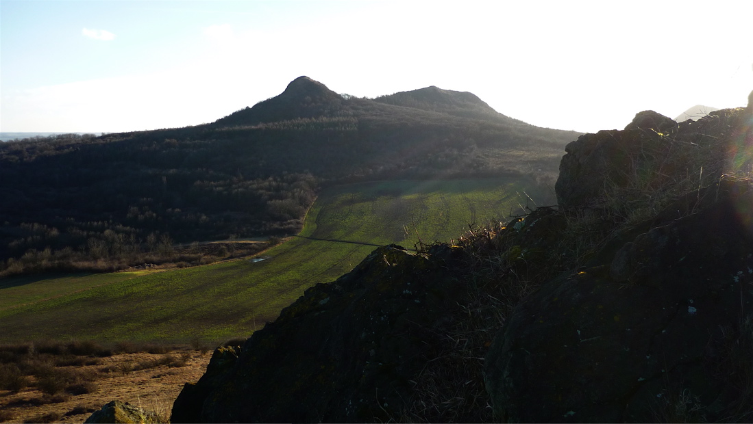 Stoupám na Křížový vrch (386 m), poslední z Křížových vršků.