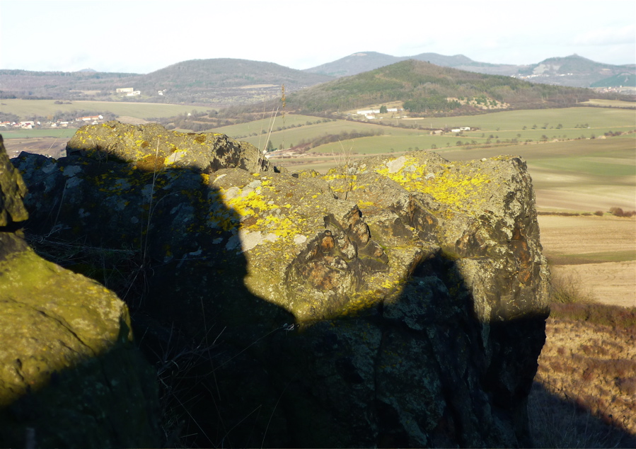 Z Křížového vrchu na Křížový vrch (450 m). Za ním Solanská hora.