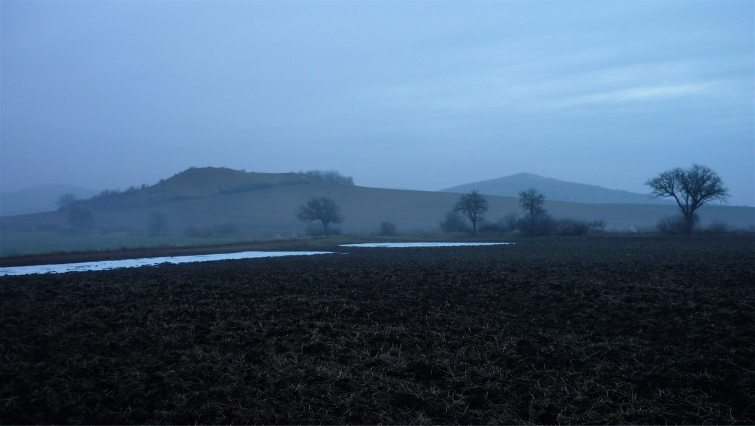 Mlýnský vrch a v pozadí Křížový vrch, Nový rok 2014.