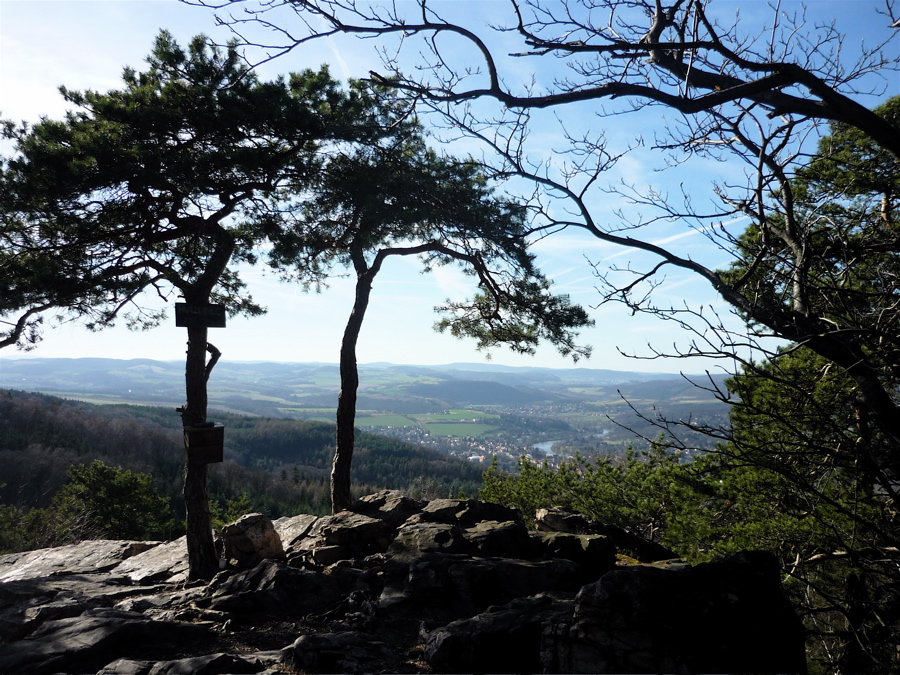 Vyhlídka. Vlastní kopec Hvíždinec (476 m) je ale o kus dál tímto směrem.