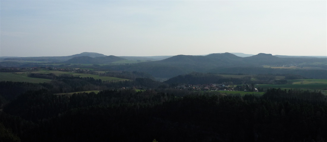 Pokus o panorama, Zschirnstein, Pabststein, Göhrisch, mezi nimi Sněžník.