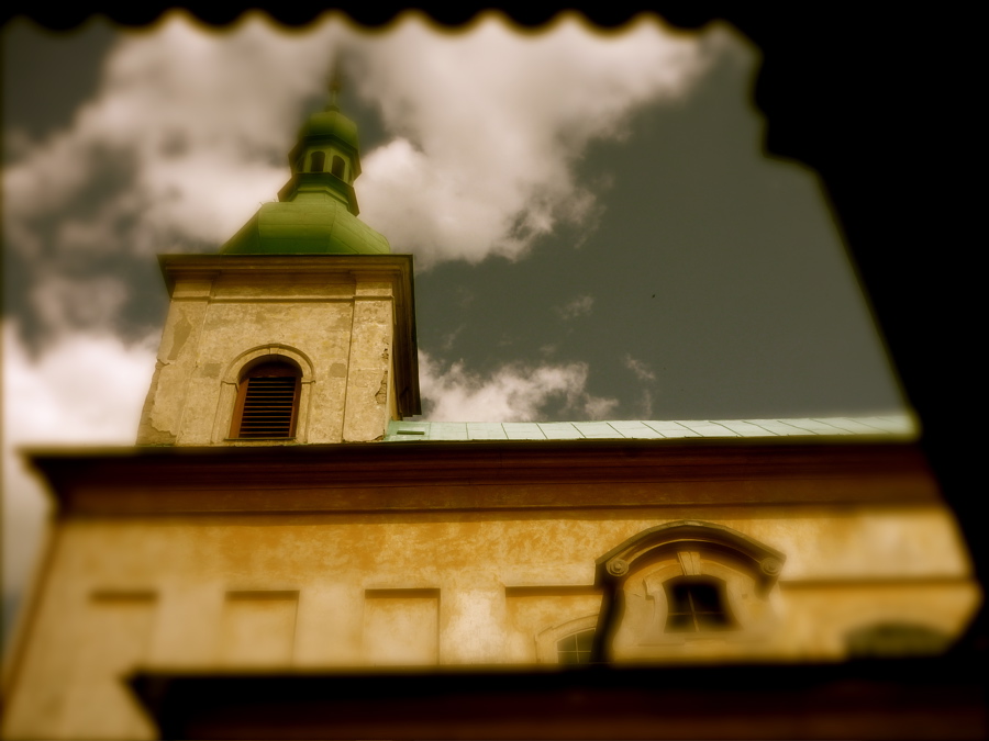 Mraky nad kostelem Navštívení P. Marie.
