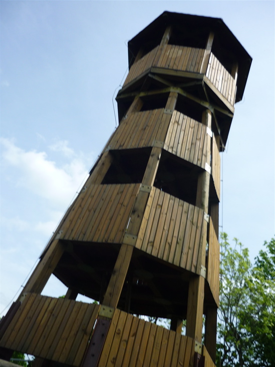 Rozhledna na Strážném vrchu, obnovená roku 2006.