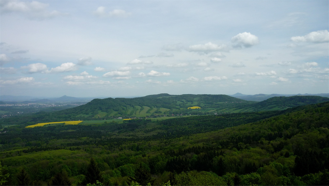 Kozelský hřbet, vpravo na obzoru Bezděz, vlevo Ralsko.