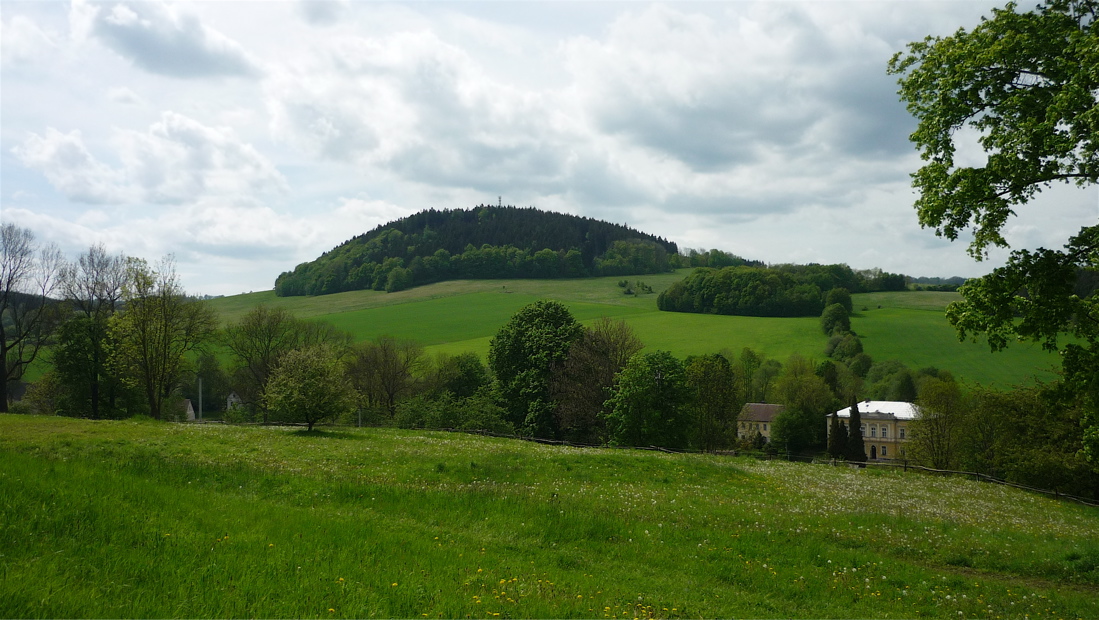 Zaječí vrch (556 m) s telefonním "pokrývačem" na vrcholu.