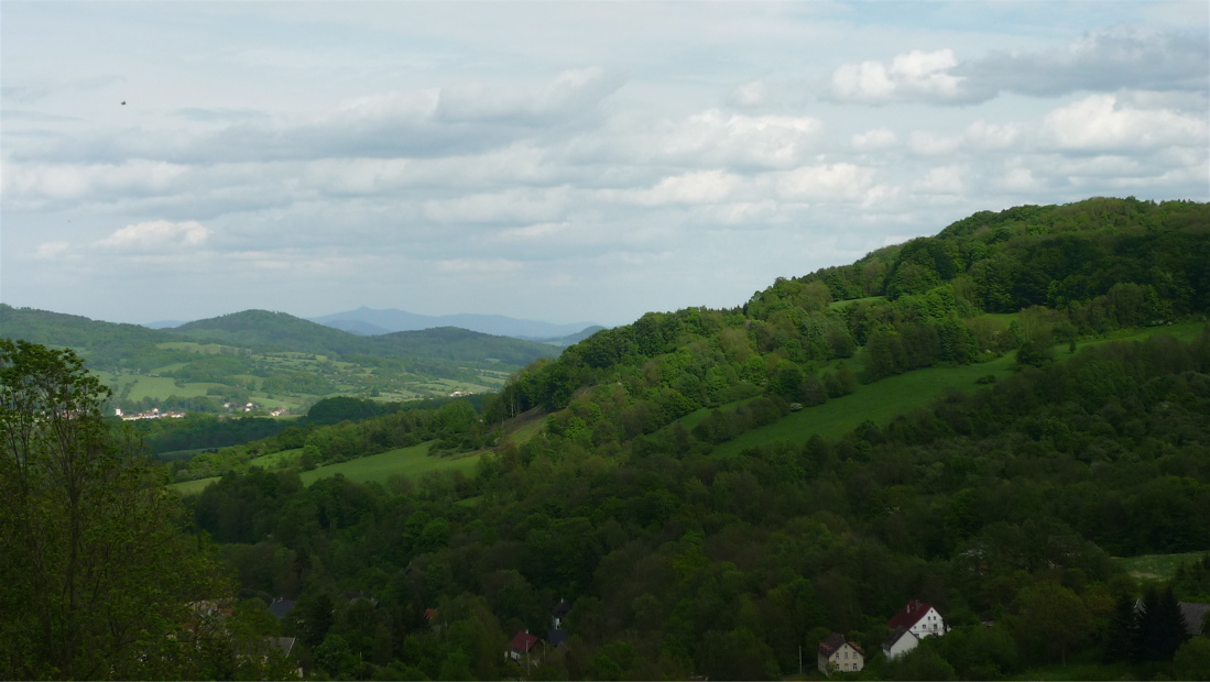 Vpravo hřbet Kamenné hůry, na obzoru Ještěd.