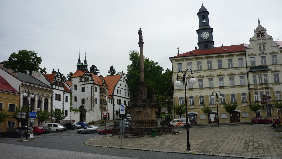 Benešov nad Ploučnicí, náměstí. Je tu někde Rušný dům?