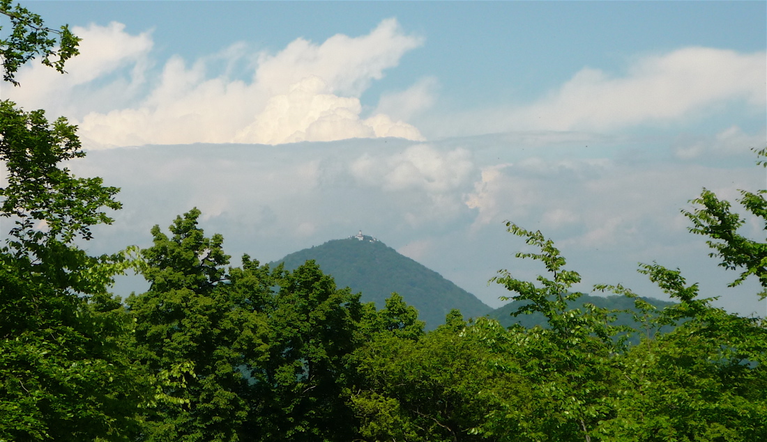 Donnersberg s rostoucí frontou za zády. Od Skalice.