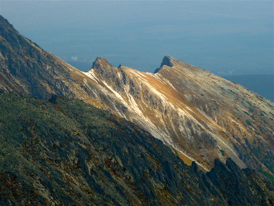 Soliskový hrb (2129 m) a Predné Solisko (2093 m).