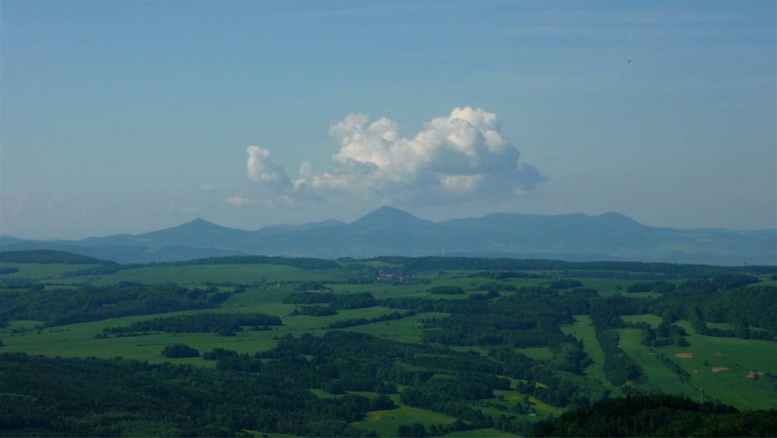 Pohled na Milešovské středohoří z Děčínského Sněžníku (723 m).