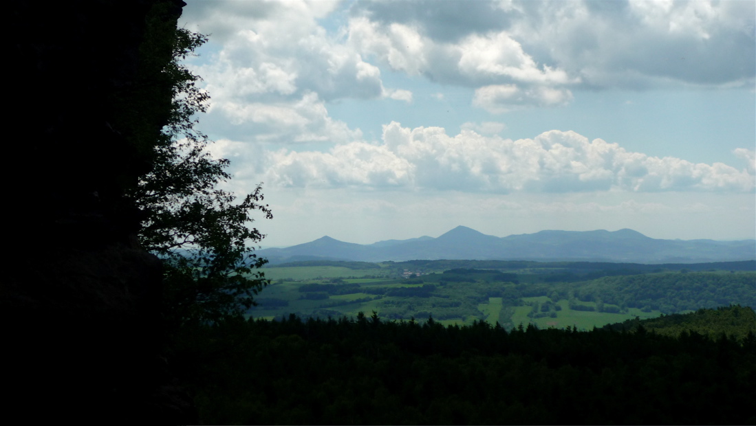 Moje oblíbené vršky Kletečná, Milešovka, Pařez zcela vpravo.