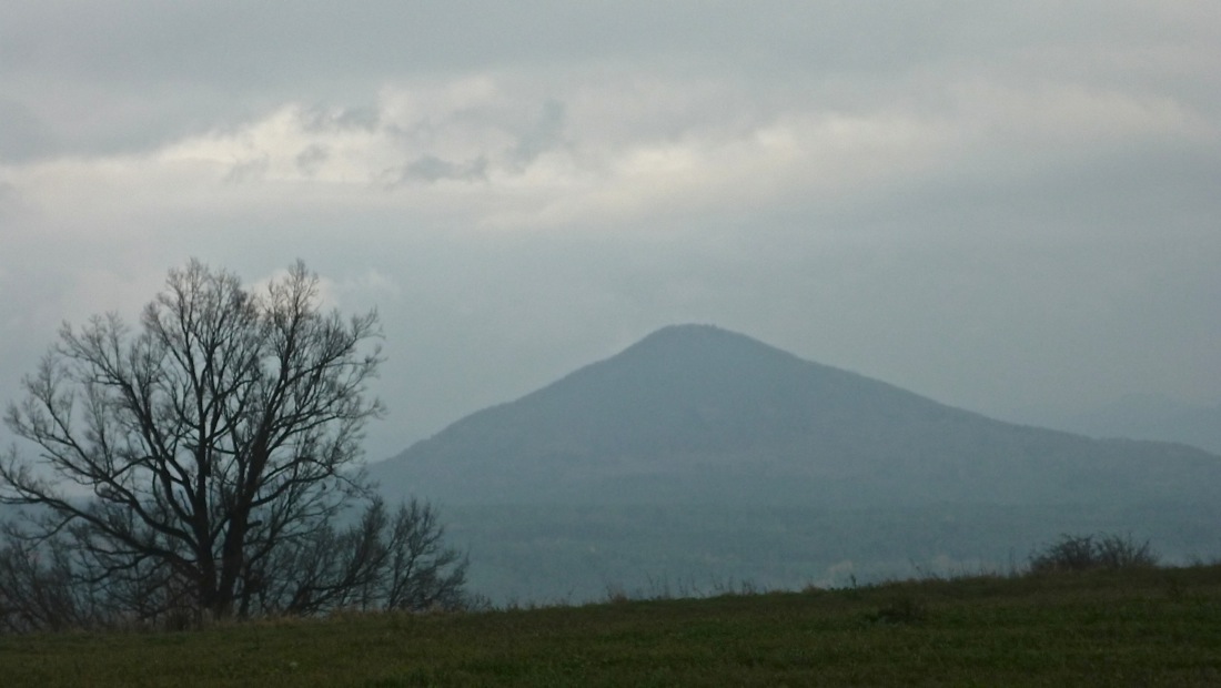 Cestou se vpravo vynoří Růžák.