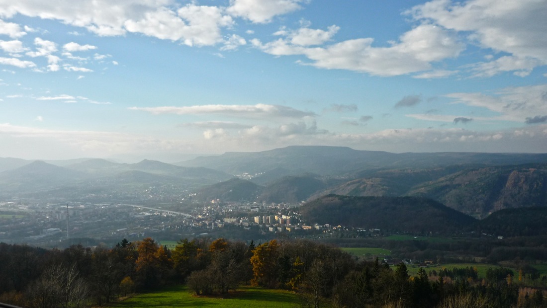 Děčín ověnčený milými kopečky, dominuje Děčínský Sněžník.