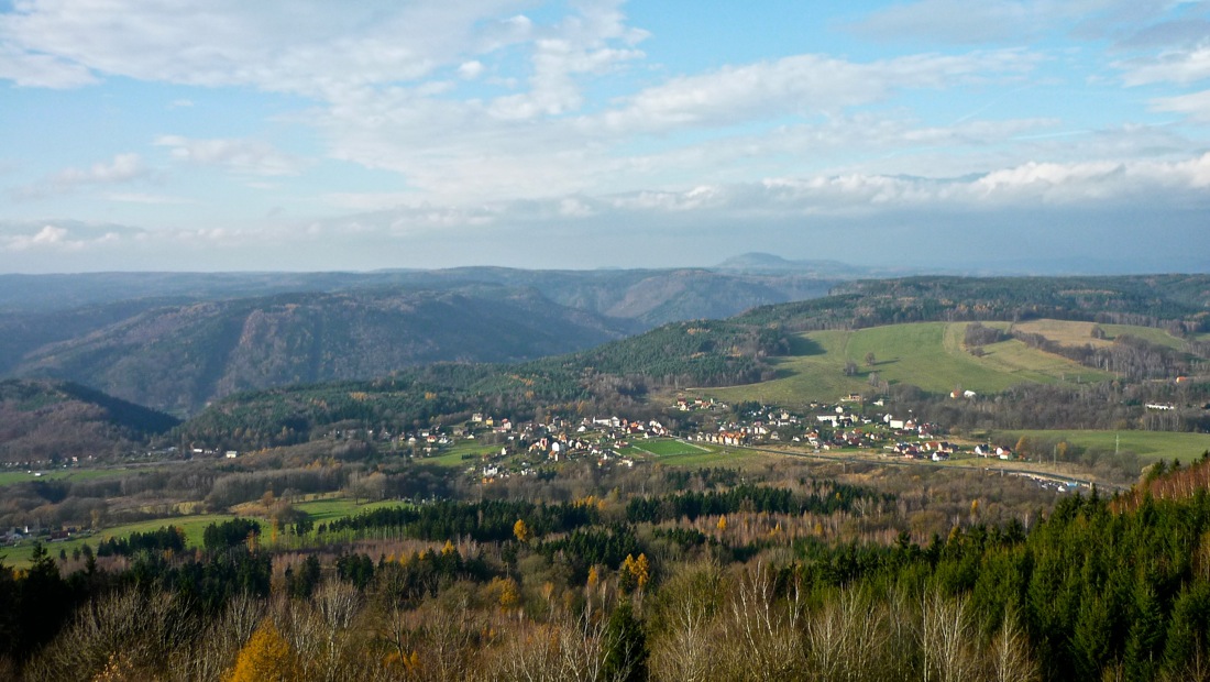 Zschirnstein na severozápadním obzoru.