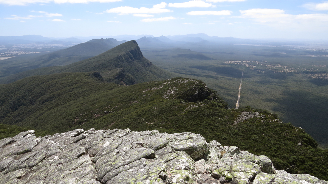 Pohled z vrcholu: Signal Peak a Grampiany.