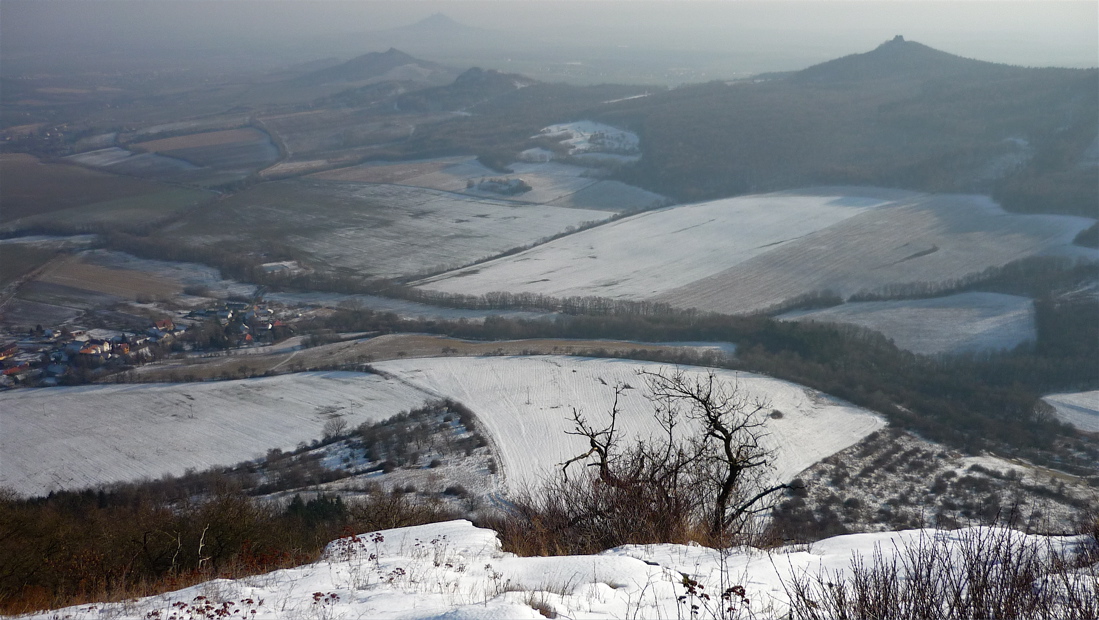 Vršetín, Oltářík, v pozadí uprostřed Hazmburk.