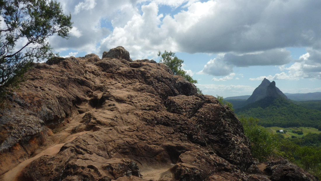 Skalnatý rcholek Ngun Ngun (253 m).