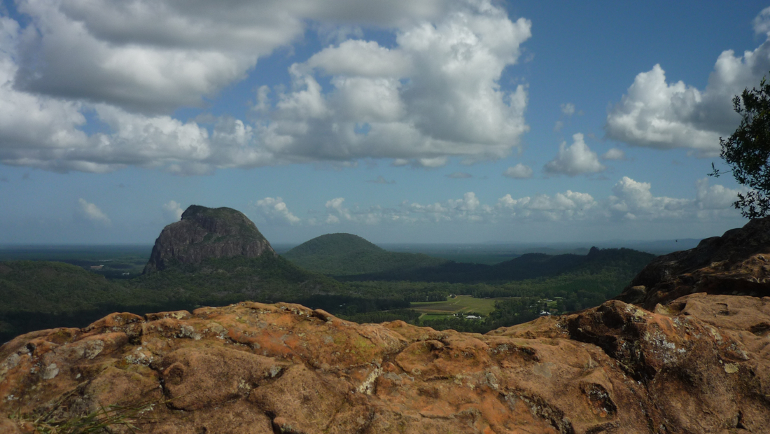 Mt Tibrogargan a Mt Beerburrum z Mt Ngun Ngun.