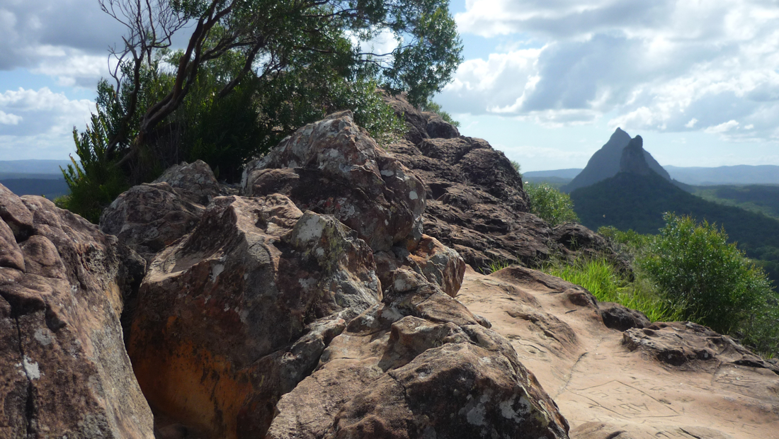 Mt Beerwah a skalní suk Mt Coonowrin.