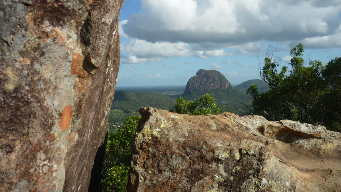 Mount Tibrogargan z Mount Ngun Ngun. 