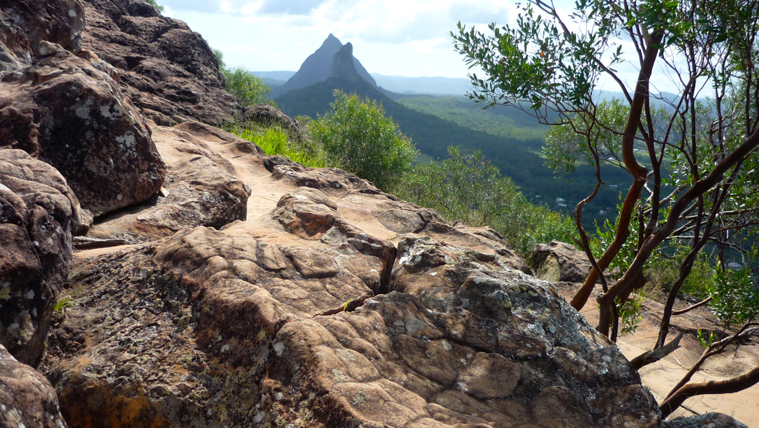 Další pohled na známou dvojici: Mt Coonorwin a Mt Beerwah.