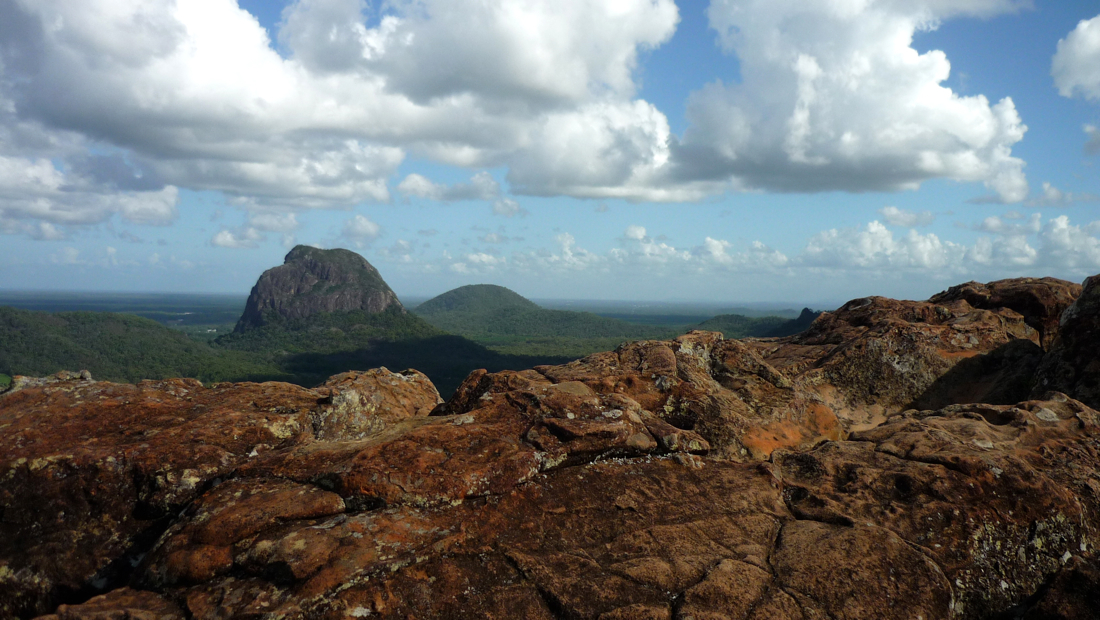 Mt Beerburrum (278 m), zelený bochník vzadu vpravo.  