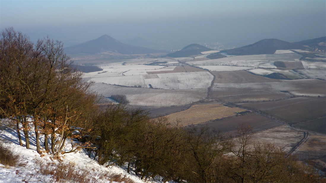 Další klasické panorama: Kletečná, Boreč, Sutomský vrch.