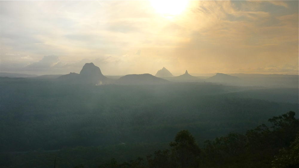 Glasshouse mountains, Queensland. Pohled z Wild Horse Mtn.