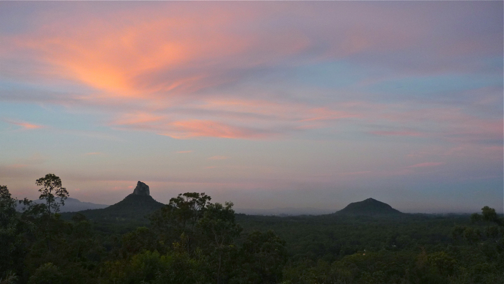Nepřístupná Mount Coonowrin a Mount Ngun Ngun.