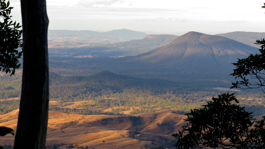 Moogerah Peaks: Mount Moon a vlevo útes Mount French.