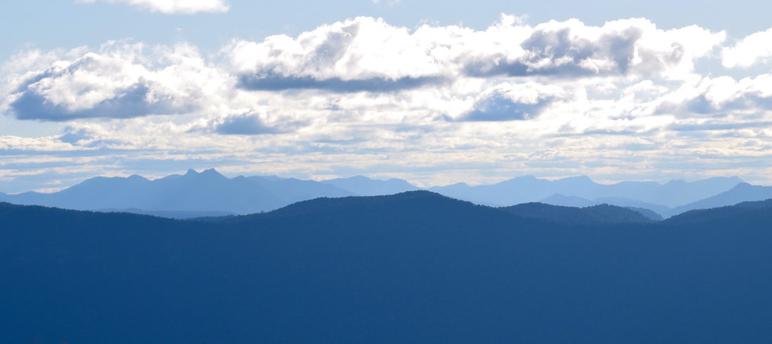 Pohled přes Tweed Range k Mount Barney (vlevo) a Main Range.