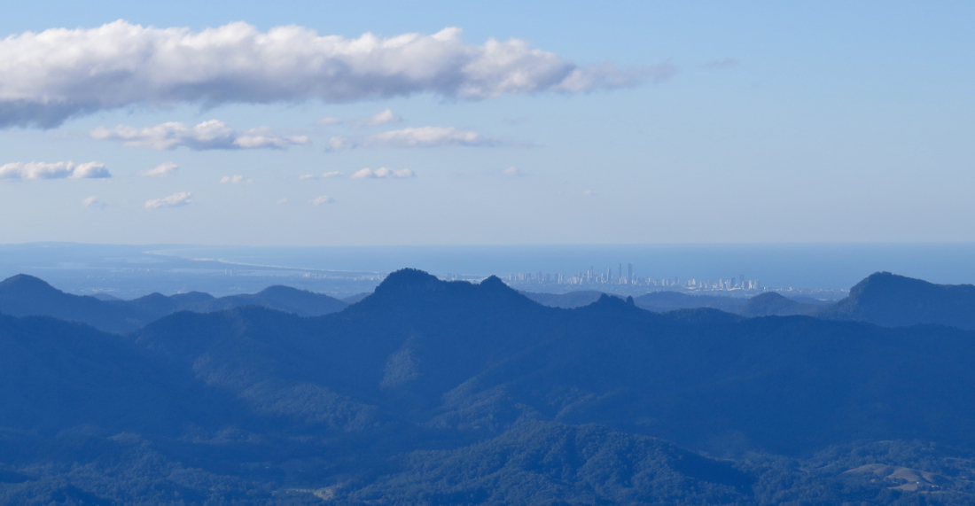 Na obzoru Gold Coast. V popředí Springbrook NP.