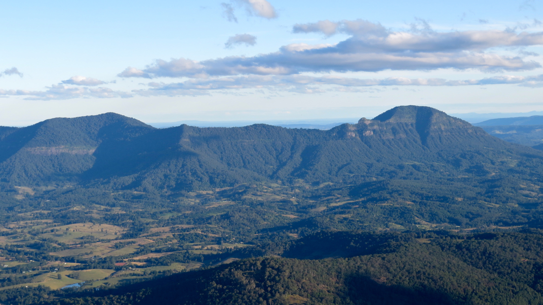 Nightcap Range, vpravo Mt Burrell aka Blue Knob aka Njimbun Byorgin.