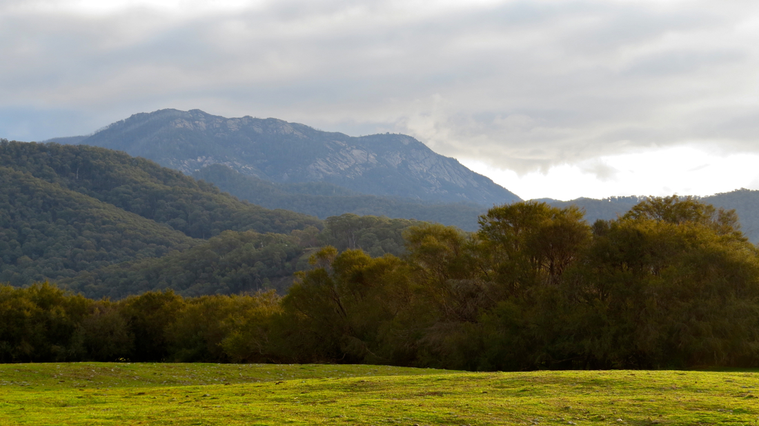 Mt Buffalo, Victoria, pohled od nedalekého městečka Porepunkah.